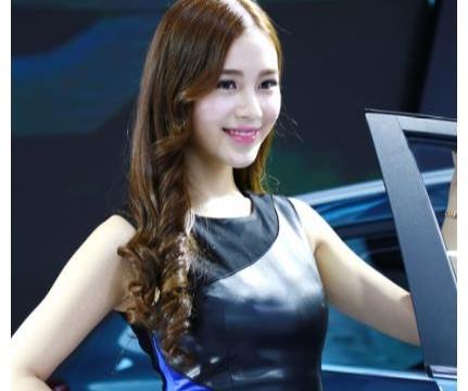 气质车模现身车展，高雅动作引人关注，吉利一下火了