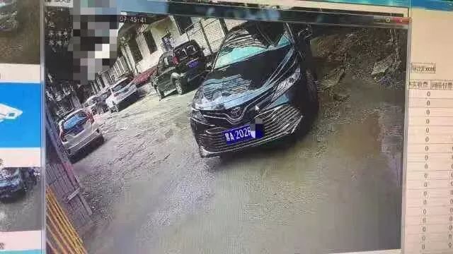 诡异!哈尔滨这小区进出这么多车,咋都挂一个牌?