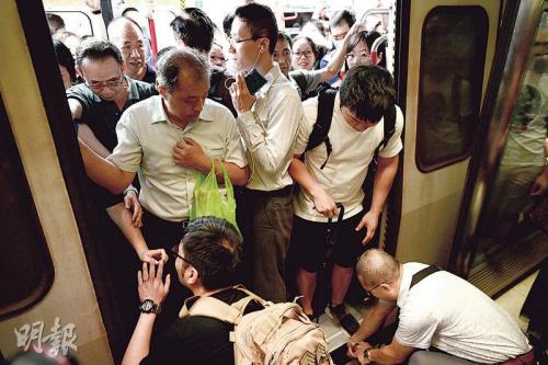  香港暴徒发起“不合作运动”，有人称雨伞掉落，须蹲下捡拾。图片来源：香港《明报》/赖俊杰 摄