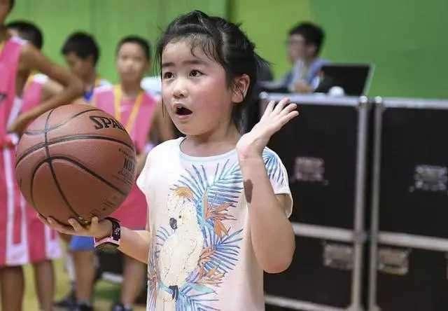 姚明女儿慈善赛一展球技 赵睿助攻得分尽显天赋朴素着装发人深思