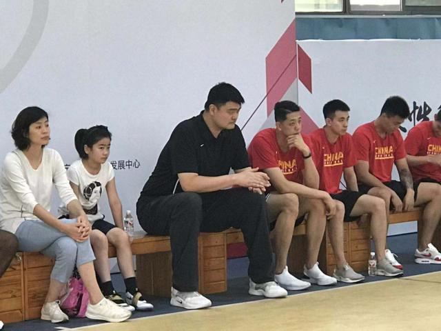 姚明女儿慈善赛一展球技 赵睿助攻得分尽显天赋朴素着装发人深思