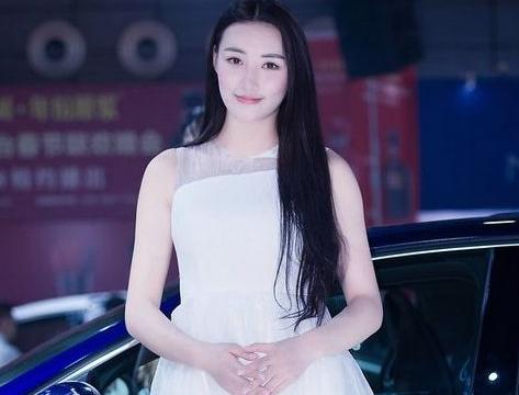 霸气保时捷配上清纯唯美女车模，柔和刚的较量，一场视觉盛宴