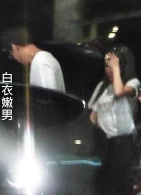39岁萧亚轩近期照片被公开,再度整容,现男友是95后小鲜肉