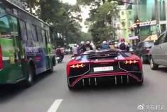 越南街头出现最新款兰博基尼，真是没想到越南也有如此神豪！