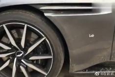 12缸的阿斯顿马丁就在街头停着，这车牌号才是亮瞎了我的眼。