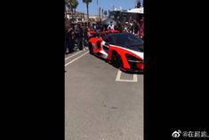 迈凯伦塞纳真是帅到炸，路人纷纷开始拍照。