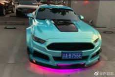 经过爆装的福特野马，外形非常酷炫，让人忍不住多看两眼。