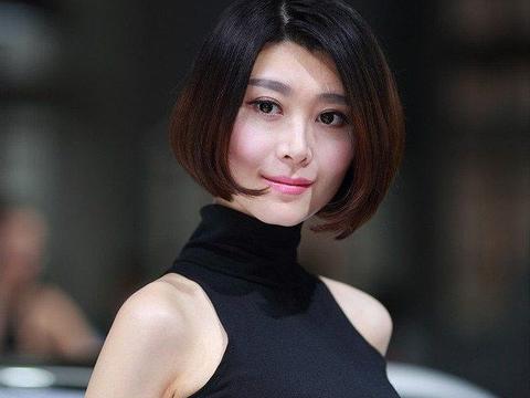 短发美女与奔驰成风景线，看了车展就知道，这才是豪车风采