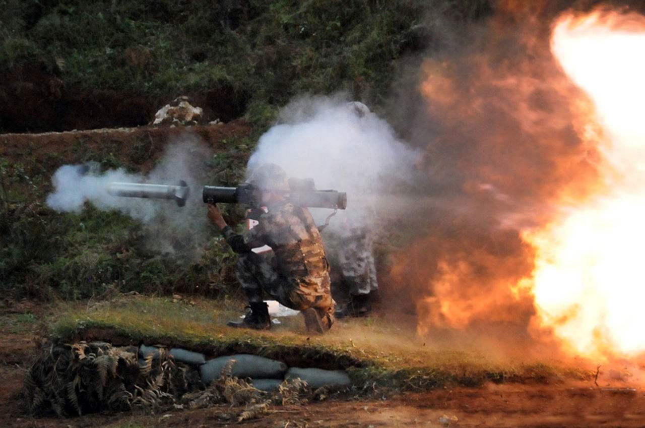 厉害pf97式单兵云爆弹瞬间产生2500度高温杀伤范围达50平米