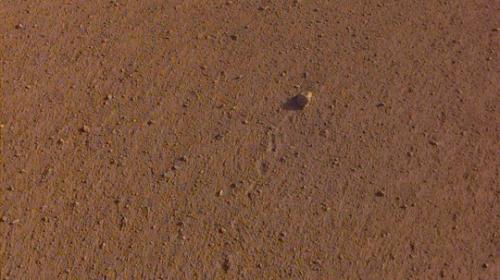 火星一岩石被NASA命名“滚石” 约高尔夫球大小