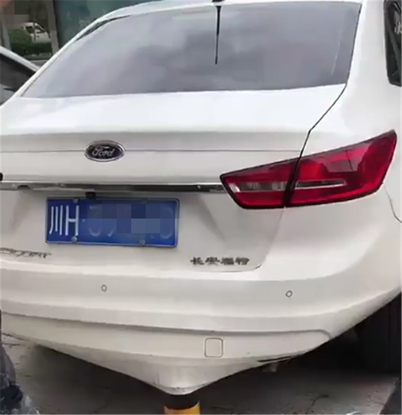 18万蒙迪欧倒车,尾部直接卡进路桩,看到这“铁皮”,就知其质量