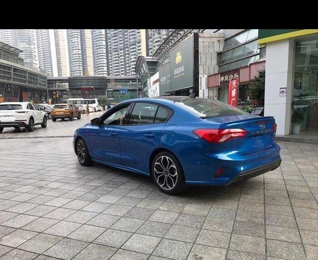 终于没白等!全新福克斯实车亮相,旋扭换挡+8AT,思域紧张了