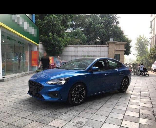 终于没白等!全新福克斯实车亮相,旋扭换挡+8AT,思域紧张了