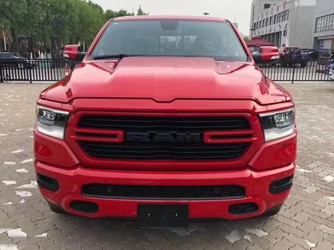 内饰豪华 配置丰富 19款道奇公羊实拍