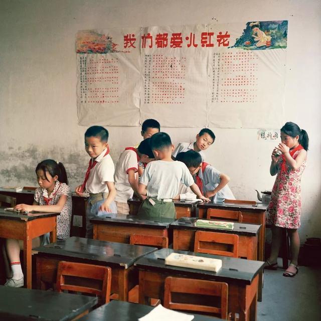 老照片再现80年代的儿童,80后,你还记得无忧无虑的童年时光吗?