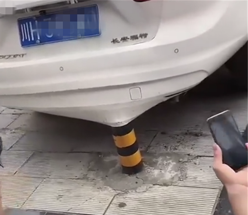 18万蒙迪欧倒车,尾部直接卡进路桩,看到这“铁皮”,就知其质量