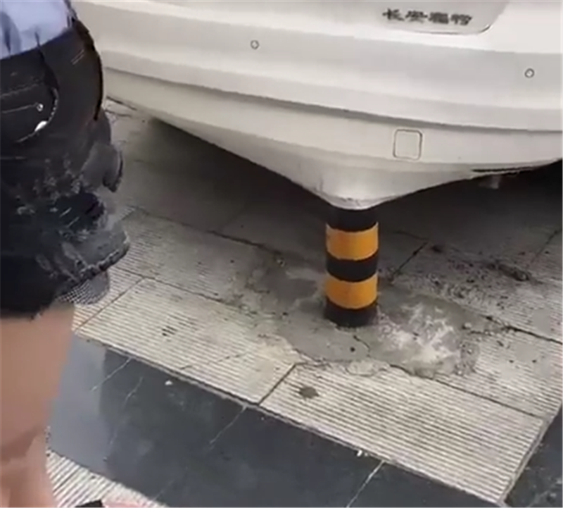 18万蒙迪欧倒车,尾部直接卡进路桩,看到这“铁皮”,就知其质量