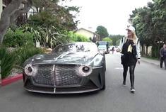 宾利来自2035的车，很炫酷很穿越，好玩的是能遛