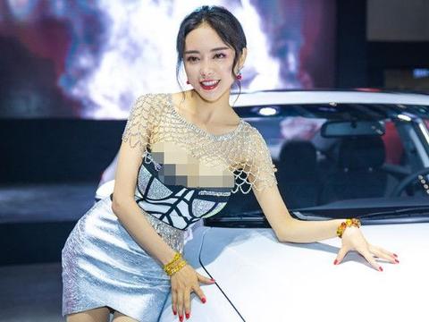 白色大众太给力，车模一身渔网装，唇红齿白很诱人