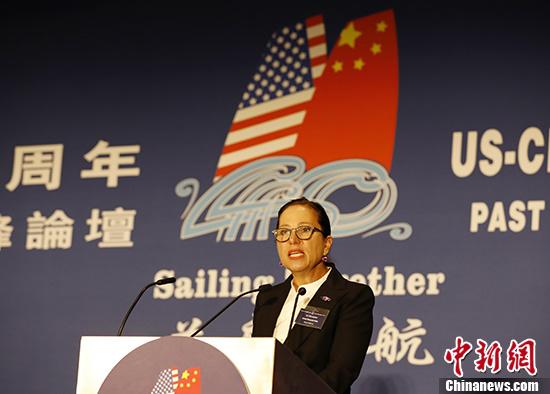 当地时间8月24日,由方李邦琴基金会主办的中美建交40周年回顾与展望高峰论坛在旧金山湾区伯灵格姆举办,峰会主席方李邦琴、中国驻旧金山总领事王东华、北京大学理事会副主席叶静漪、加利福尼亚州副州长埃莱尼·科尔莱基斯等一致呼吁特朗普政府停止“贸易战”,使两国关系回到正常轨道。图为加利福尼亚州副州长埃莱尼·科尔莱基斯致辞。 中新社记者 刘关关 摄