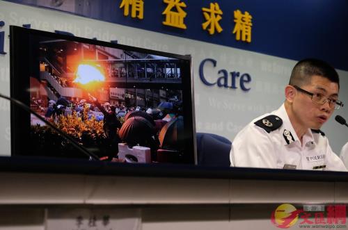 香港警方展示图片，激进示威者扔汽油弹。图片来源：香港大公文汇全媒体记者麦钧杰摄