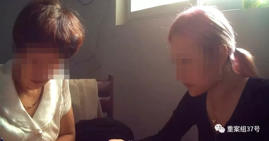 ▲一间赌场的码房内,两名女子负责兑换筹码。新京报记者 李明 摄