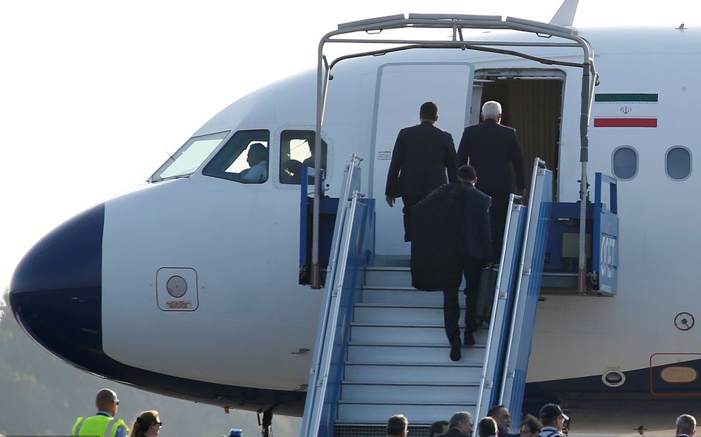 伊朗外长扎里夫与法方会谈结束后乘飞机离开。图源：视觉中国