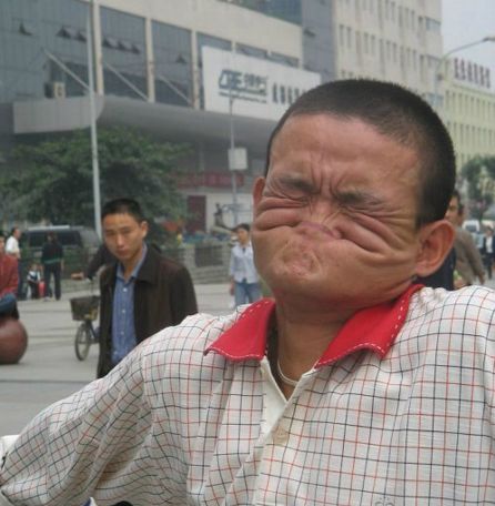 这个人可以用下牙咬到鼻子,并用下嘴唇包住整个鼻头.