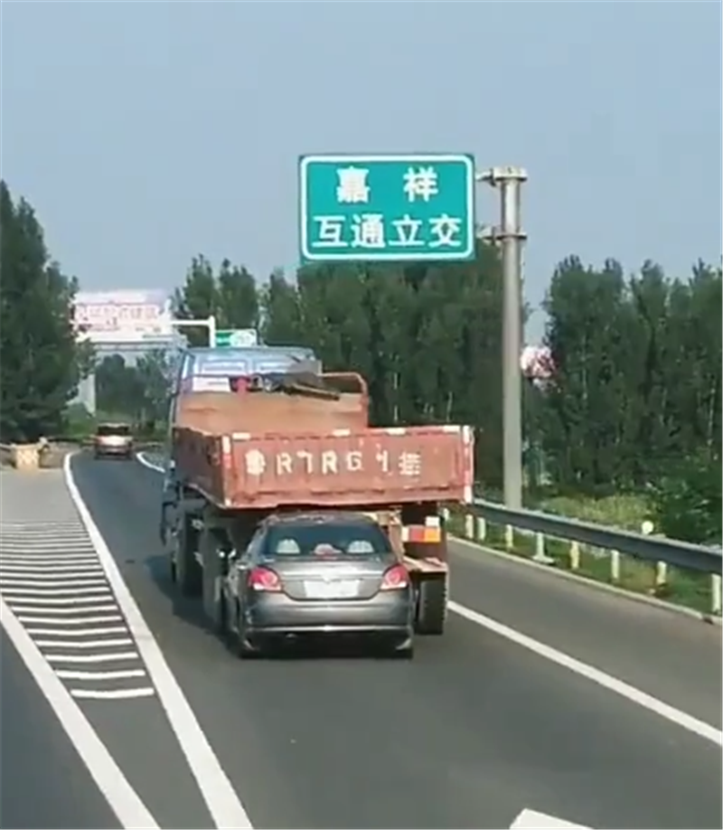 最“夸张”的事故，力帆520追尾大货车，司机浑然不知继续行驶