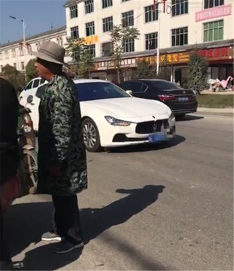 老人街头剐蹭玛莎拉蒂,车价88万,维修5位数,车主一行为很意外