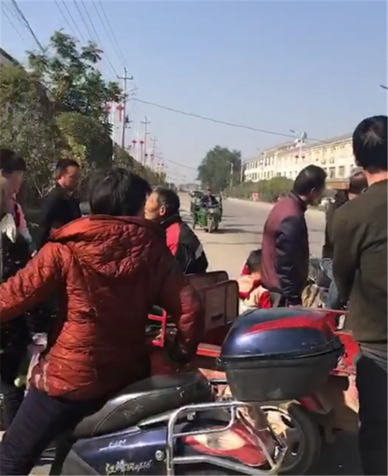 老人街头剐蹭玛莎拉蒂,车价88万,维修5位数,车主一行为很意外
