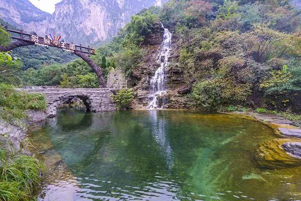 红峡碧水,幽潭飞瀑,山水缱绻天地间