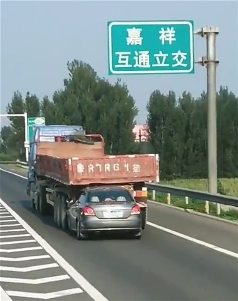 最“夸张”的事故，力帆520追尾大货车，司机浑然不知继续行驶