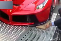 法拉利的底盘有多低？看了这个视频你就知道了。