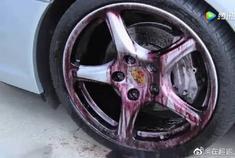 跑车保时捷轮毂高压水枪清洗，看它被清洗干净的样子真的很舒服