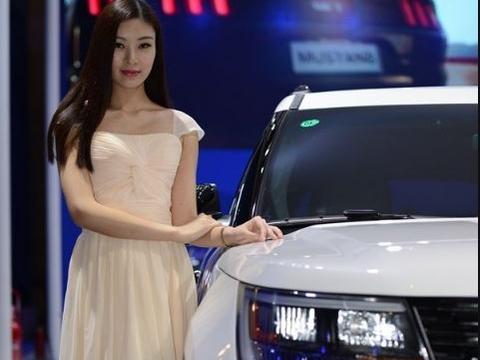 长裙车模助力长安，乌黑长发很飘逸，车友：人比车美！