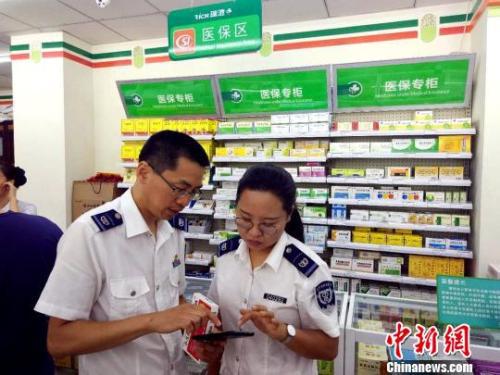  资料图：天津市场监管委工作人员在检查药品。　张道正 摄