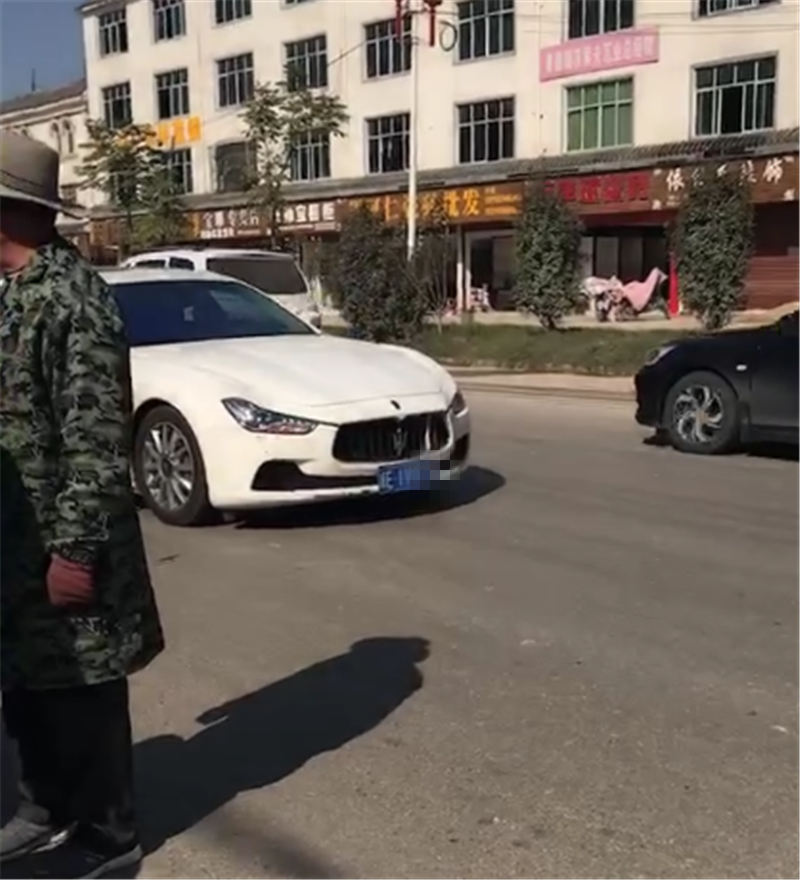 老人街头剐蹭玛莎拉蒂,车价88万,维修5位数,车主一行为很意外