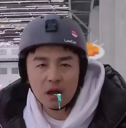 雷佳音发微博被粉丝恶搞，好惨一男的！