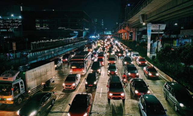 豪华车暴涨、平民车普降!中国人是买不起车还是不想买车?
