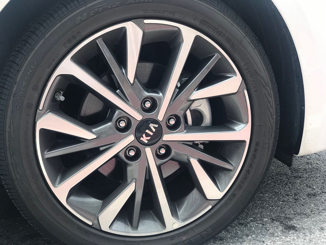 开着12.58万的亲民轿车狂飙了一把!实在太可怕了