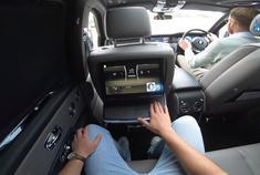 小弟开劳斯莱斯库里南，大哥坐后面是一种怎样的体验？