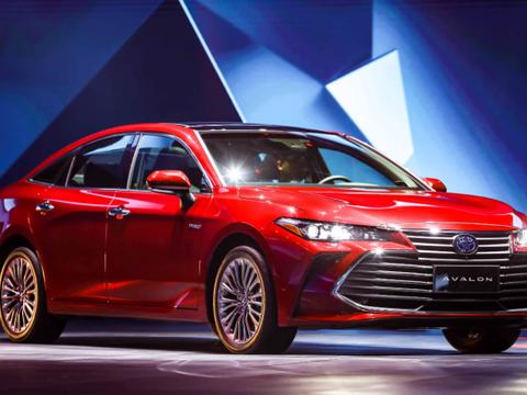 放弃奥迪A4就选它，4.9米长全系标配10气囊，气势很强大