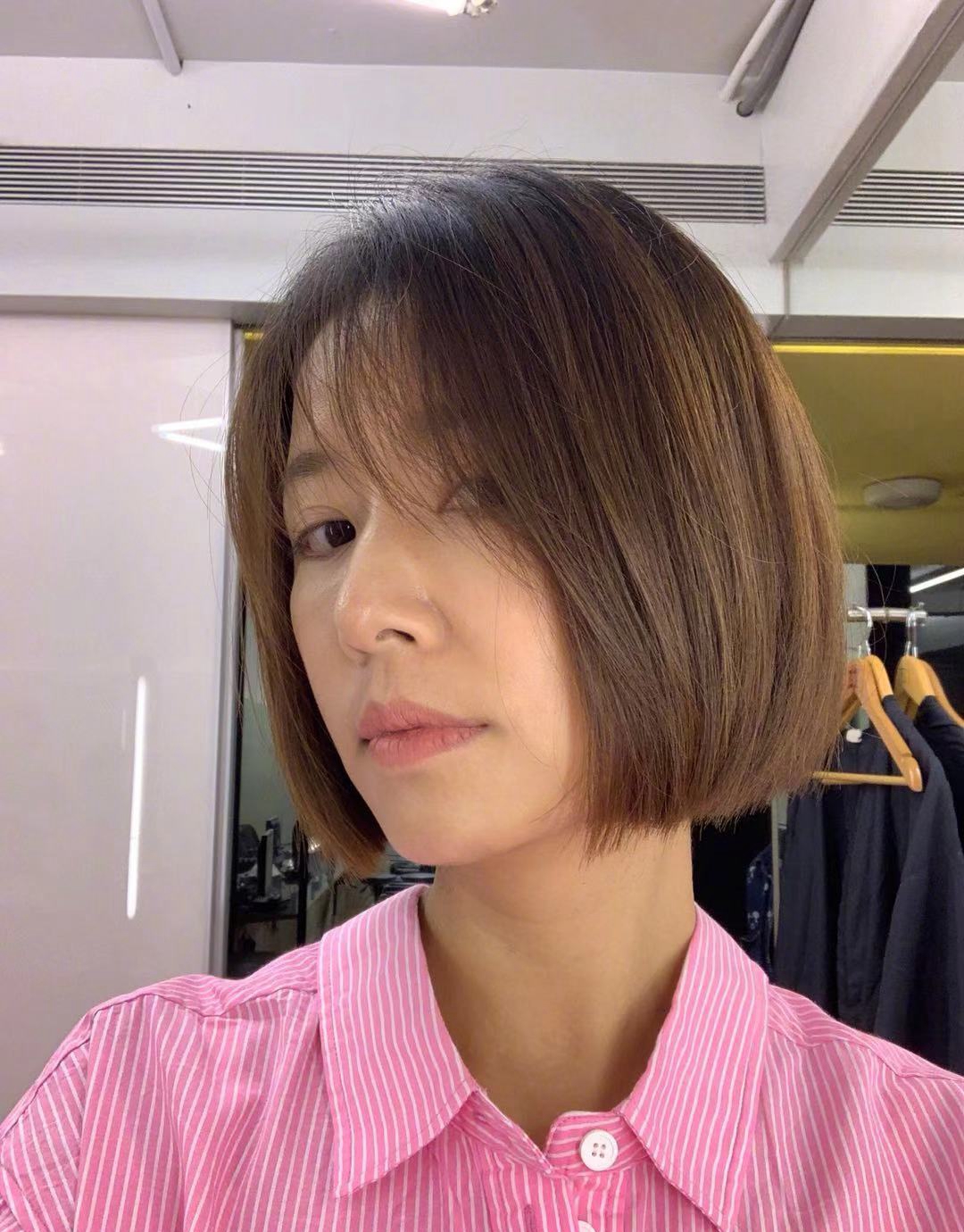 林心如的短发留长了,扎半丸子头气质减龄,天凉了这款发型很适合