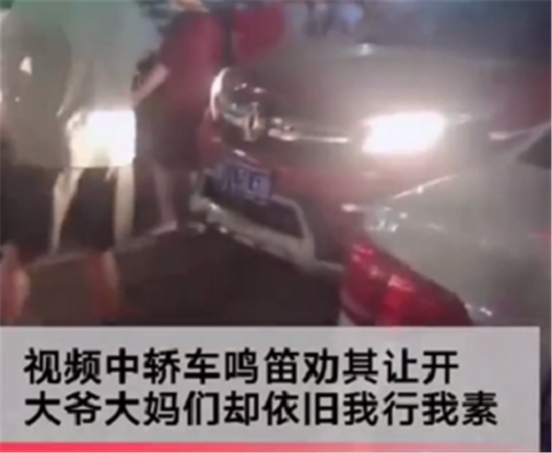 大妈霸占停车场跳舞,风光S560停车位,无法出去,鸣笛也无效