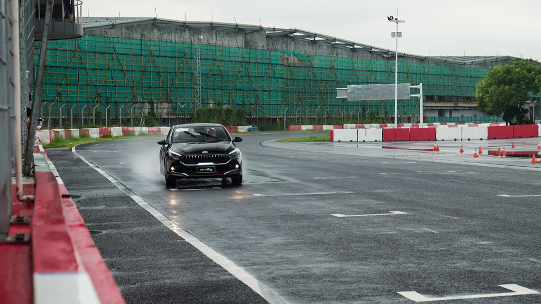 开着12.58万的亲民轿车狂飙了一把!实在太可怕了