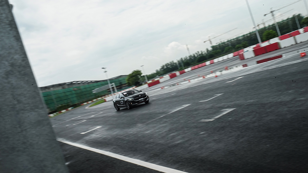 开着12.58万的亲民轿车狂飙了一把!实在太可怕了