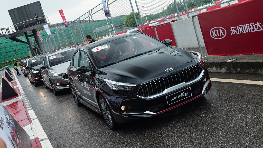 开着12.58万的亲民轿车狂飙了一把!实在太可怕了