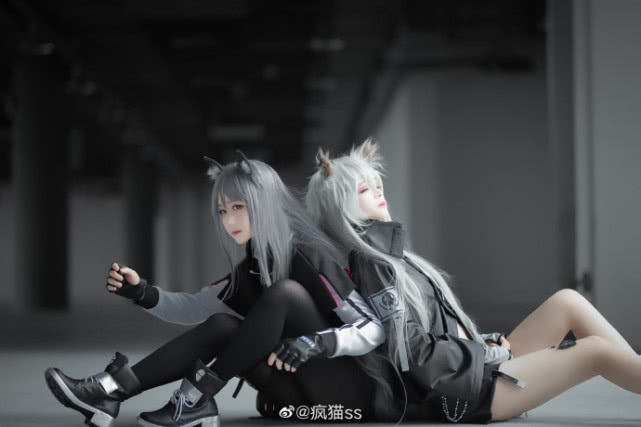 明日方舟cos 双狼组的相爱相杀 网友 这腿咚超迷人