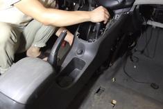 安装雪佛兰科鲁兹档位盒和手套箱，仪表内饰板